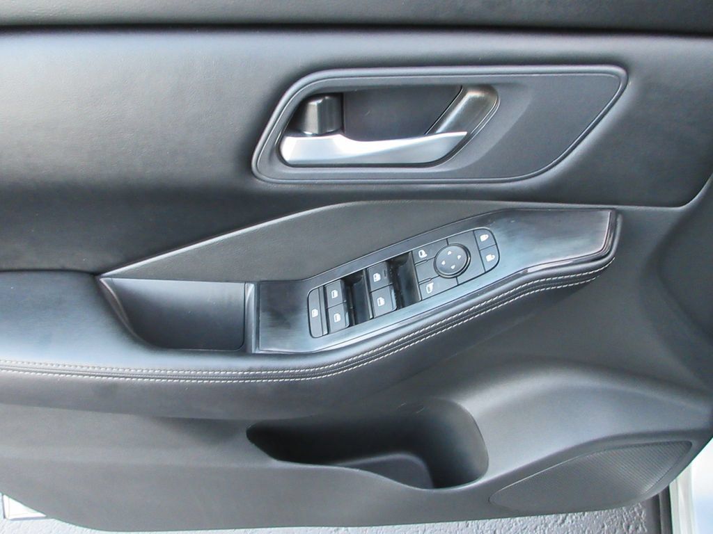 Used 2025 Nissan Rogue SV FWD image 21