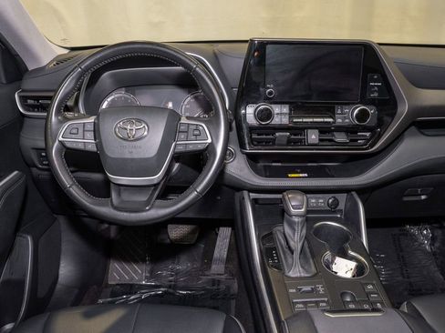 Used 2023 Toyota Highlander XLE image 2