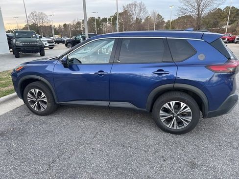 Used 2021 Nissan Rogue SV image 2