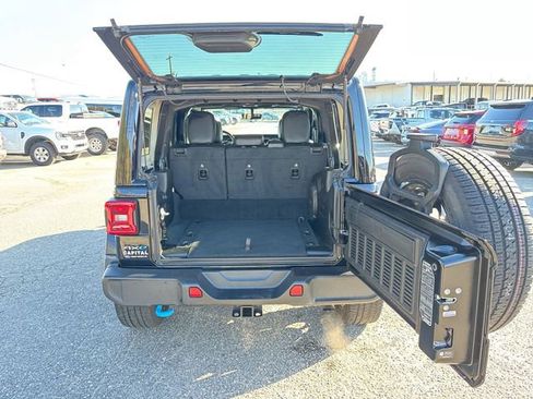 Used 2022 Jeep Wrangler Unlimited Sahara w/ Cold Weather Group image 16