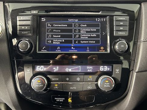 Used 2018 Nissan Rogue SV AWD/4WD image 16