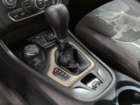 Used 2014 Jeep Cherokee Latitude w/ Cold Weather Group image 32