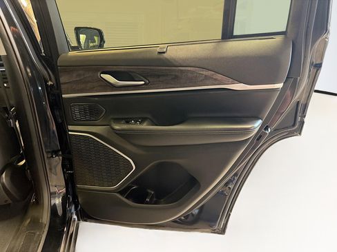 Used 2023 Jeep Grand Cherokee 4WD 4xe w/ Luxury Tech Group II image 33