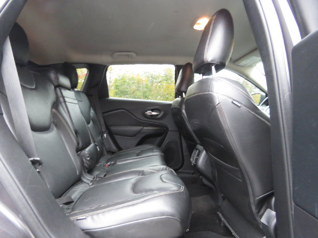 Used 2016 Jeep Cherokee Latitude AWD/4WD image 17