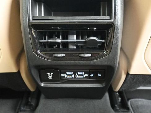 Used 2022 Jeep Grand Cherokee Limited AWD/4WD image 15