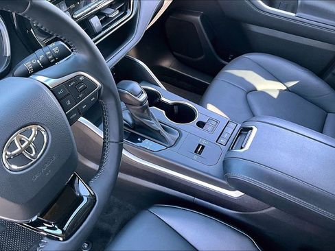Used 2021 Toyota Highlander XLE image 17