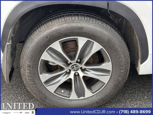 Used 2024 Toyota Highlander XLE image 10