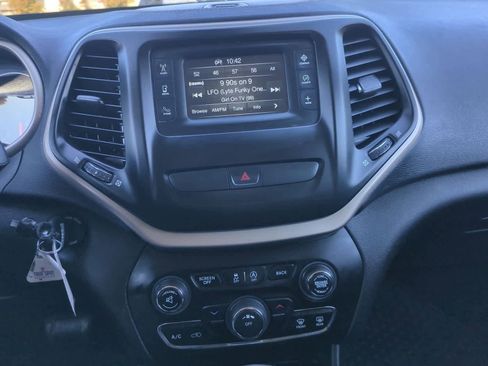 Used 2016 Jeep Cherokee Latitude w/ Cold Weather Group image 27