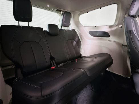 Used 2022 Chrysler Pacifica Touring-L image 29