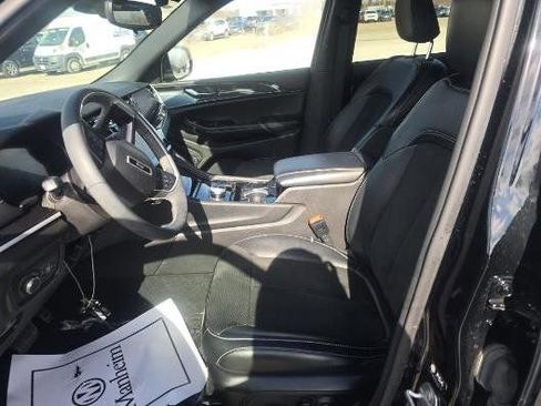 Used 2023 Jeep Grand Cherokee Altitude image 2