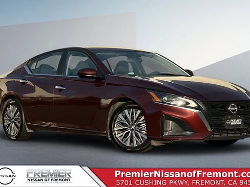 Certified 2023 Nissan Altima 2.5 SV image 1