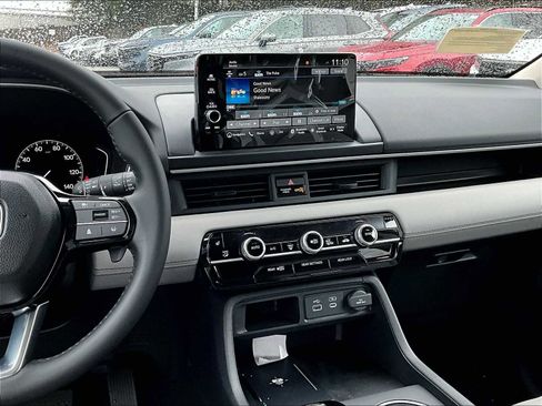 New 2025 Honda Pilot Touring image 13