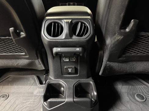 Used 2024 Jeep Gladiator Rubicon w/ Convenience Group image 17