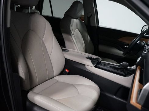 Certified 2024 Toyota Grand Highlander AWD image 28