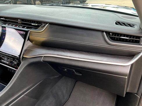 Used 2023 Jeep Grand Cherokee L Limited w/ Black Appearance Package image 16