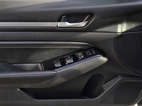 Used 2022 Nissan Altima 2.5 SV w/ SV Premium Package image 17