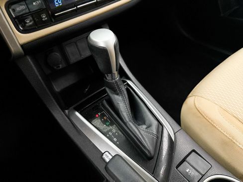 Used 2017 Toyota Corolla LE w/ Carpet Mat Package (TMS) FWD image 18