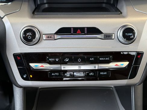 Used 2022 Ford Explorer XLT w/ Equipment Group 202A image 19