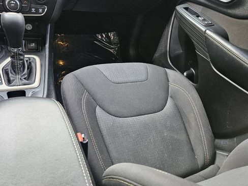 Used 2016 Jeep Cherokee Latitude w/ Cold Weather Group AWD/4WD image 8