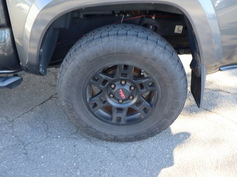 Used 2018 Toyota Tacoma TRD Sport image 41