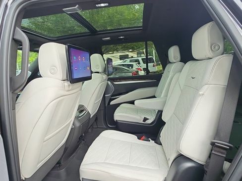 Used 2026 Cadillac Escalade Platinum Sport w/ LPO, ONYX Package AWD/4WD image 17