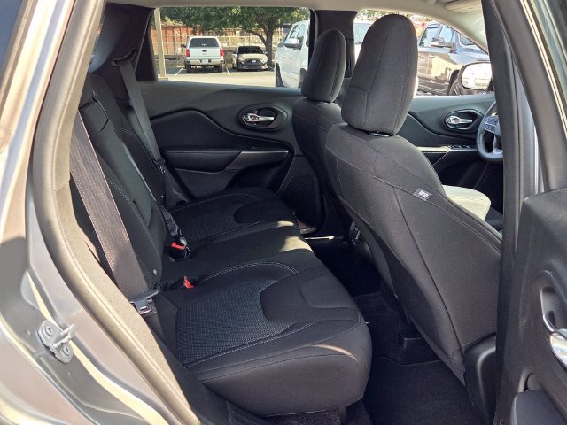 Used 2019 Jeep Cherokee Latitude w/ Popular Appearance Group FWD image 15