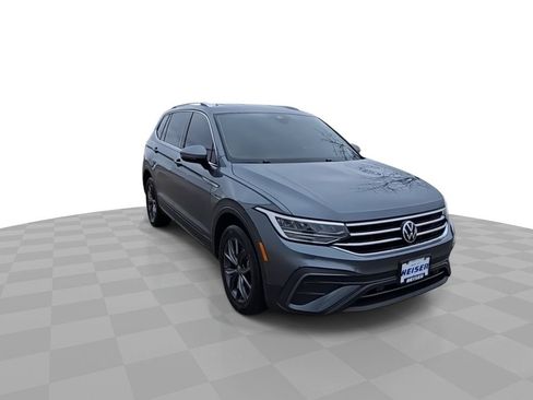 Used 2022 Volkswagen Tiguan SE image 2
