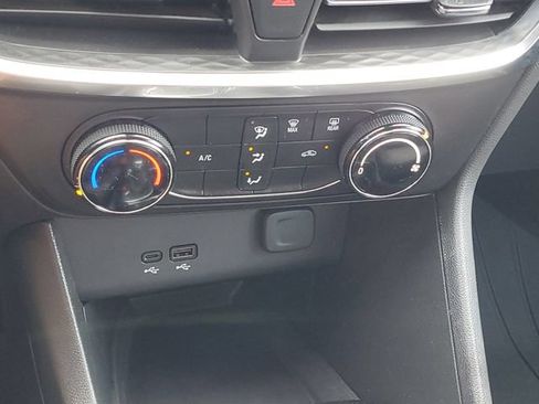 Certified 2024 Buick Encore GX Preferred FWD image 26