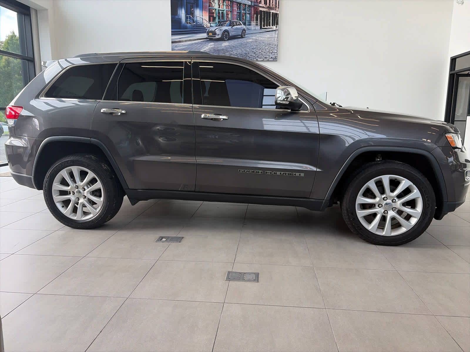 Used 2017 Jeep Grand Cherokee Limited AWD/4WD image 12