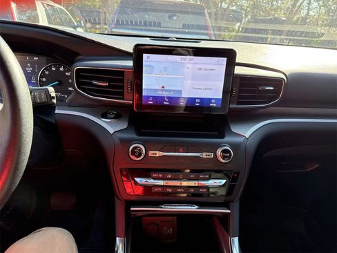 Used 2020 Ford Explorer XLT w/ Equipment Group 202A image 4