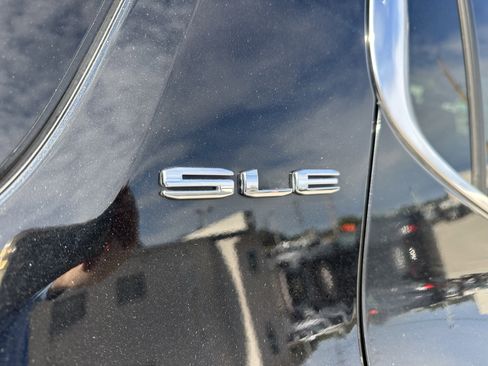 Used 2022 GMC Acadia SLE image 9
