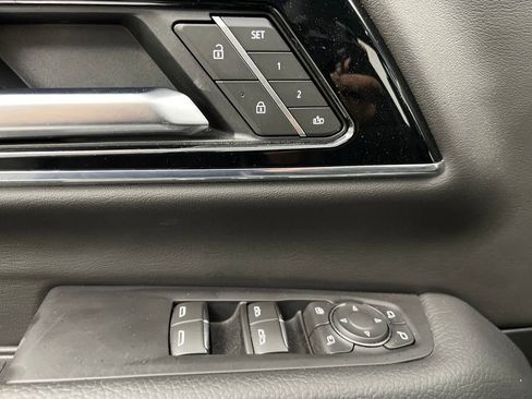 Used 2025 GMC Yukon XL Denali RWD image 12