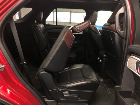 Certified 2020 Ford Explorer Platinum w/ Premium Technology Package image 32