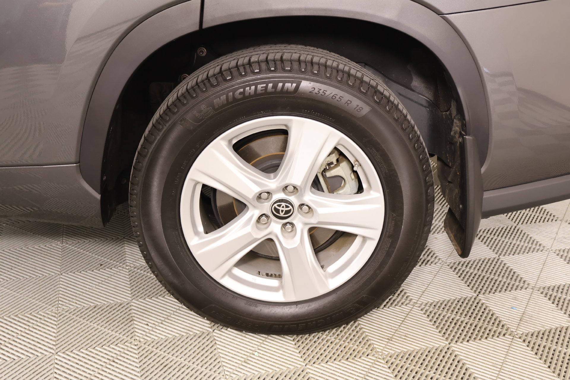 Used 2021 Toyota Highlander LE AWD/4WD image 18