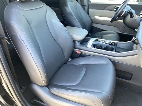 Used 2025 Kia Carnival EX FWD image 10