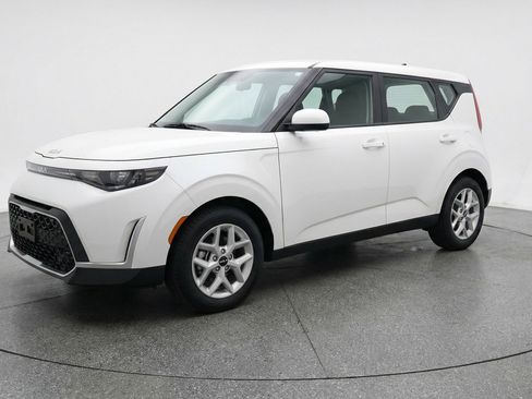 Used 2025 Kia Soul LX w/ LX Technology Package image 3