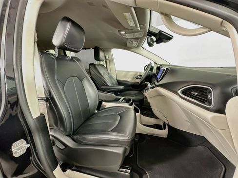 Used 2022 Chrysler Pacifica Touring-L FWD image 28