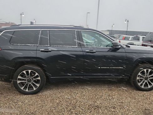 Used 2024 Jeep Wagoneer L Series II w/ Flexible Seating Group image 3