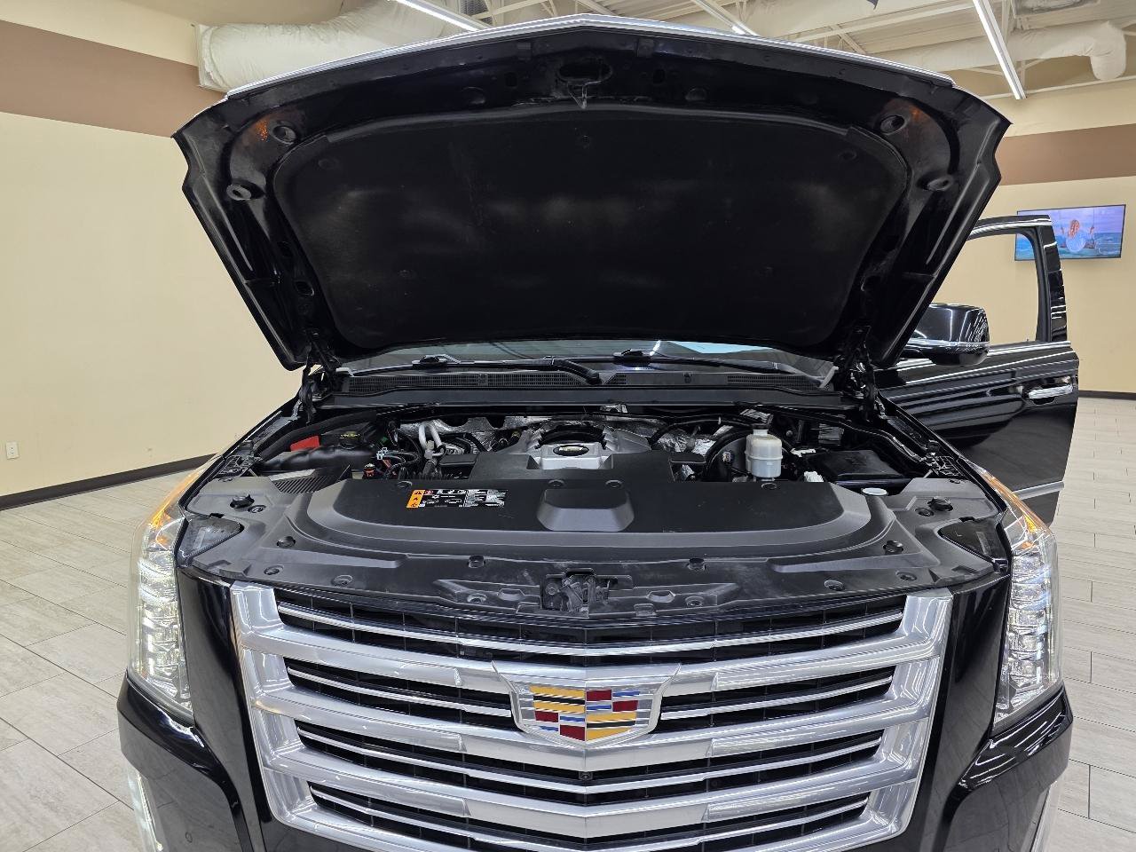 Used 2018 Cadillac Escalade ESV Platinum AWD/4WD image 45