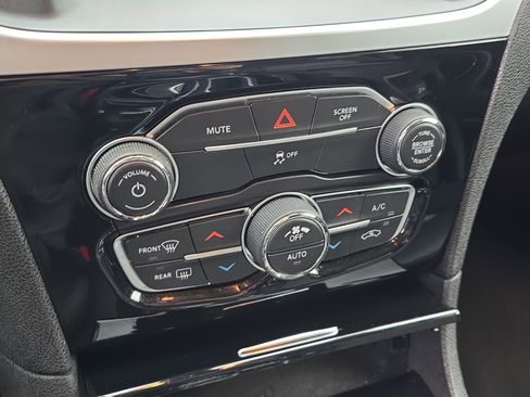 Used 2023 Chrysler 300 Touring w/ Sport Appearance Package image 21