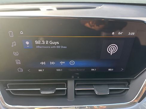 Used 2025 Chevrolet Trax LT w/ LT Convenience Package image 16