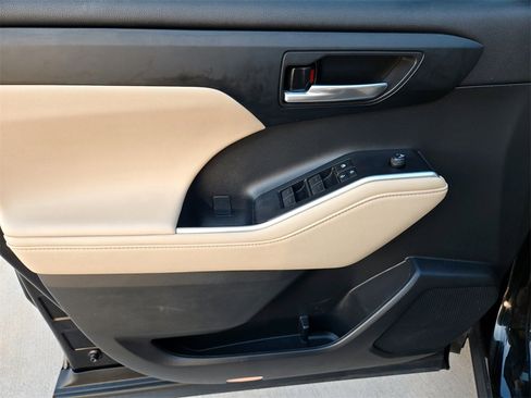 Used 2023 Toyota Highlander XLE image 35