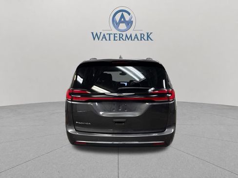 Used 2022 Chrysler Pacifica Touring-L FWD image 4