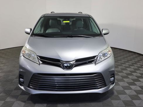 Used 2020 Toyota Sienna XLE image 2