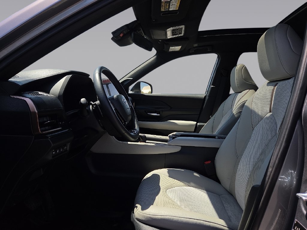 Used 2025 Toyota Grand Highlander AWD Hybrid image 16