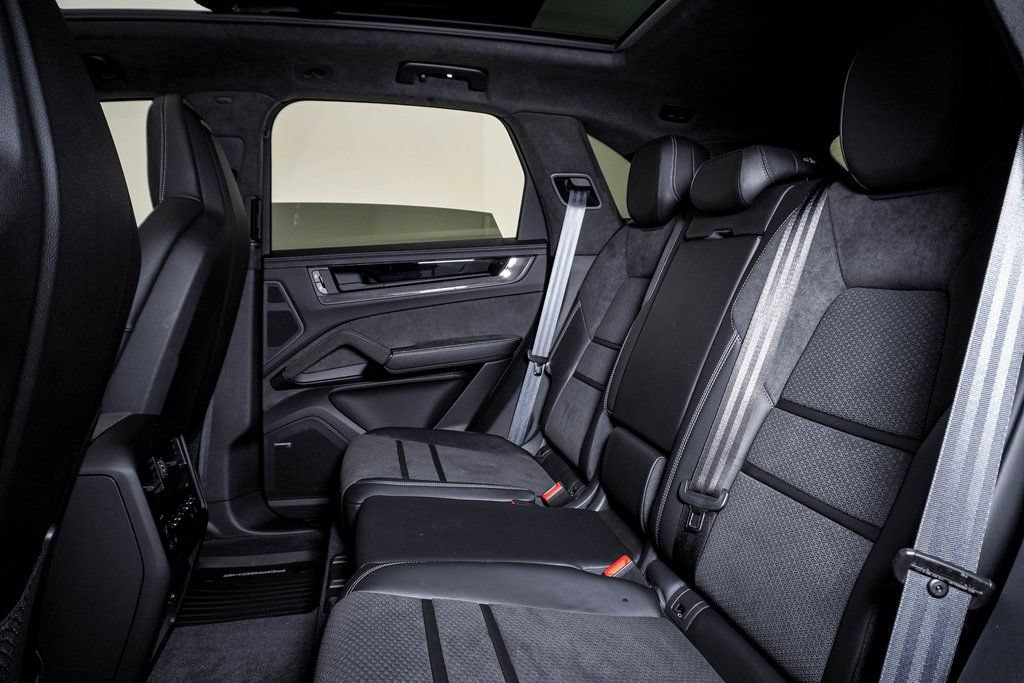 Used 2025 Porsche Cayenne GTS AWD/4WD image 17
