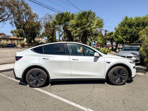 Used 2026 Tesla Model Y 2WD image 15