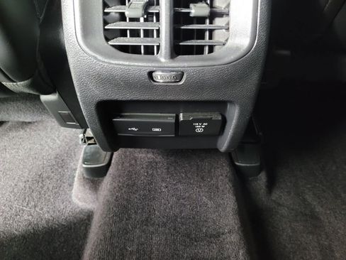 Used 2019 Jeep Cherokee Limited image 16