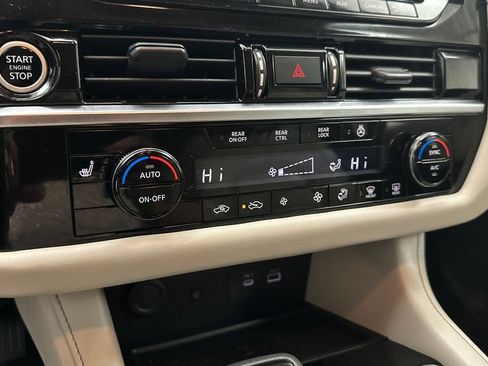 Used 2023 Nissan Pathfinder SL AWD/4WD image 19