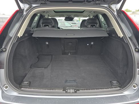 Used 2018 Volvo XC60 T6 Momentum w/ Advanced Package image 16